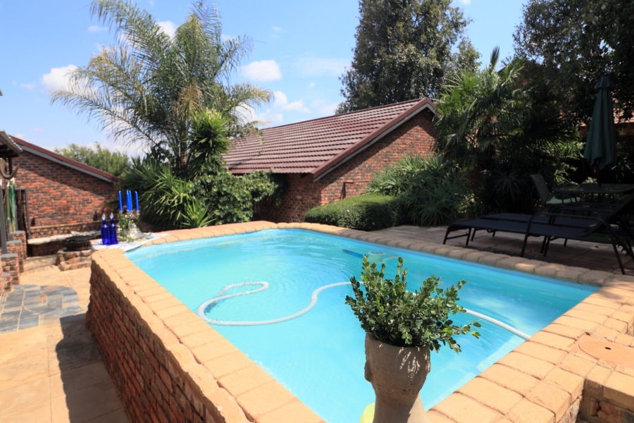 5 Bedroom Property for Sale in Langenhovenpark Free State